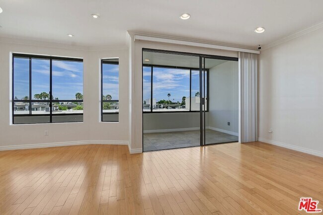 Building Photo - 4443 Ventura Canyon Ave