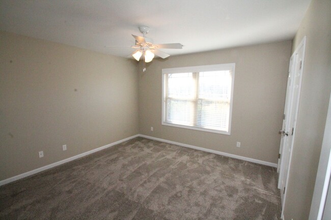 Building Photo - 3BR, 3.5BTH 1/2 duplex, 2car gar and walko...