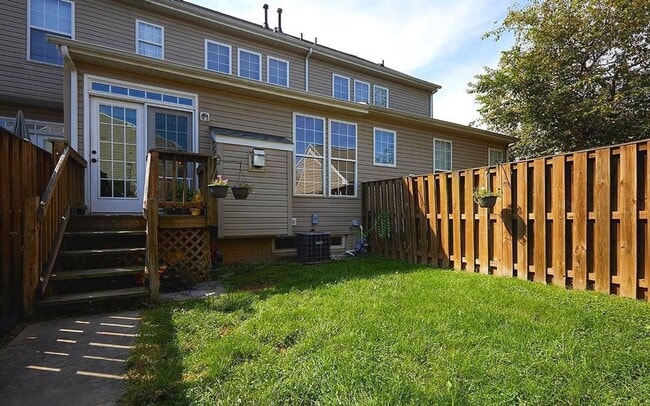 Building Photo - Beautifully maintained brick townhouse in ...