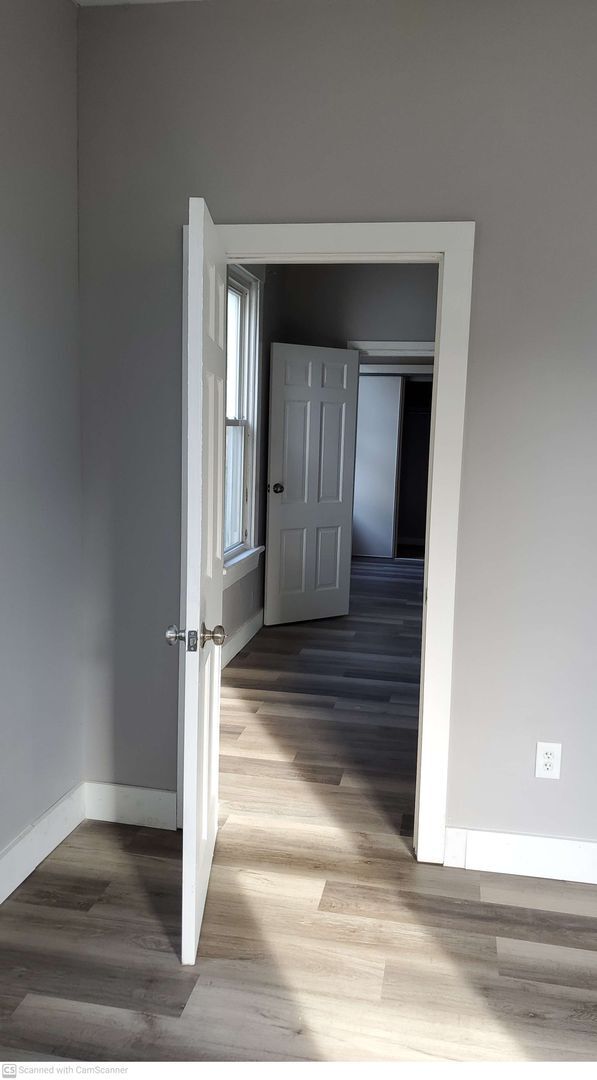 Building Photo - Great 3 bed 2 bath close to everything; more space than you think!