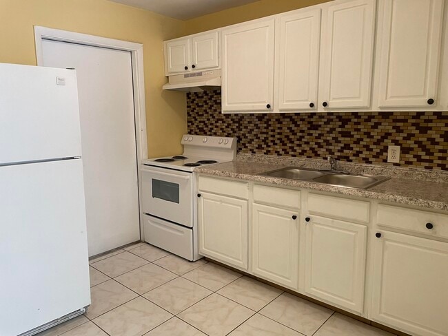 Building Photo - 914 4th St