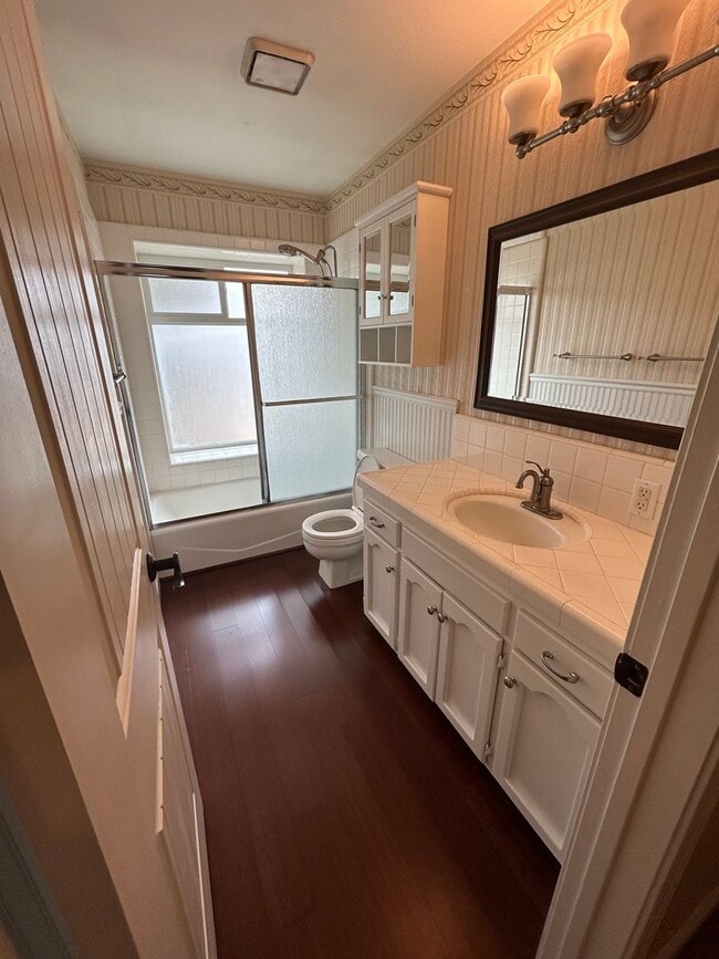 Building Photo - 3 bedroom 2 bathroom in central Visalia!