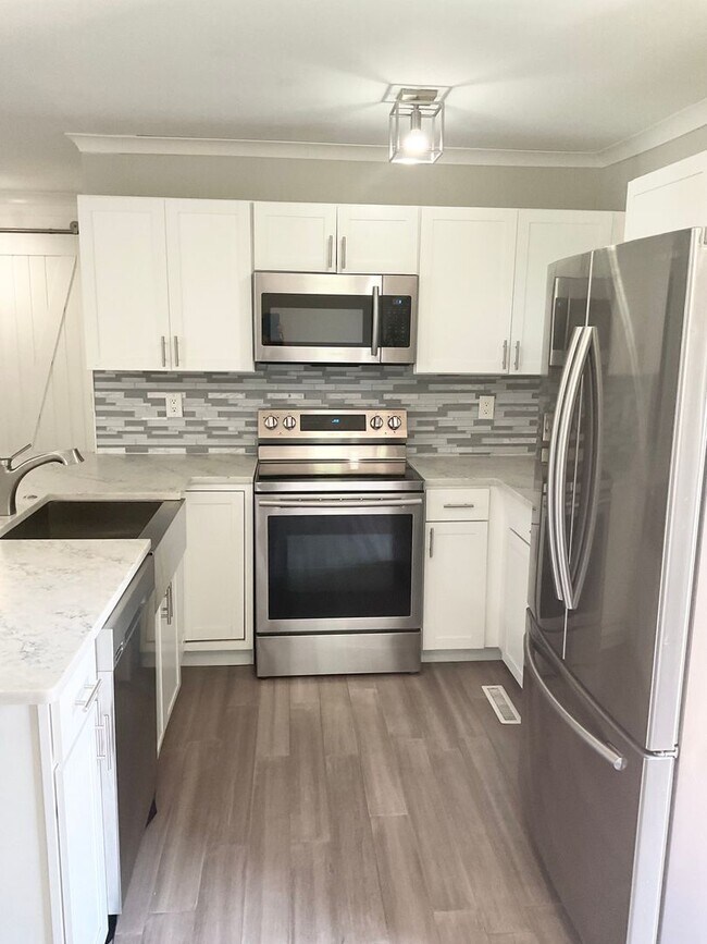 Building Photo - 4 bedroom home on Keith for Rent
