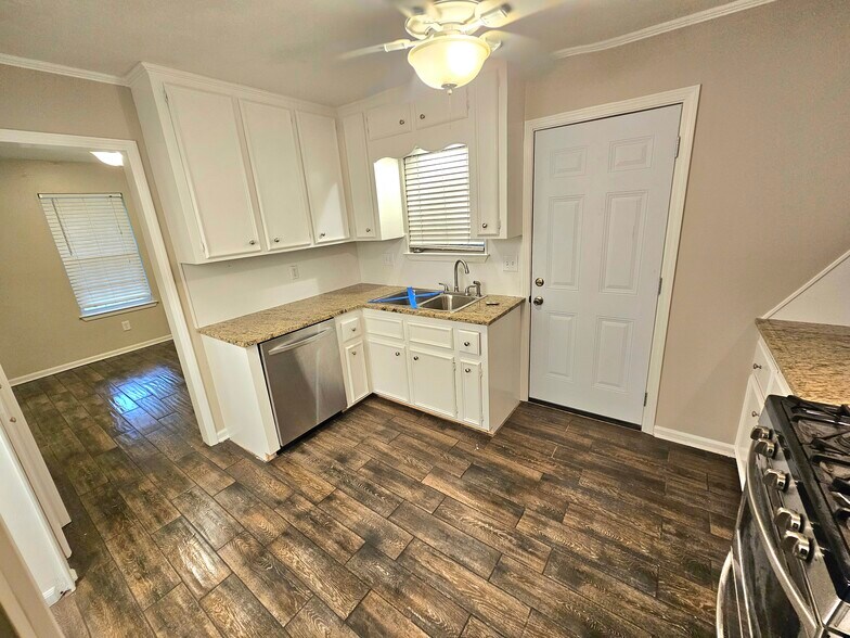 Building Photo - 516 Colynwood Dr