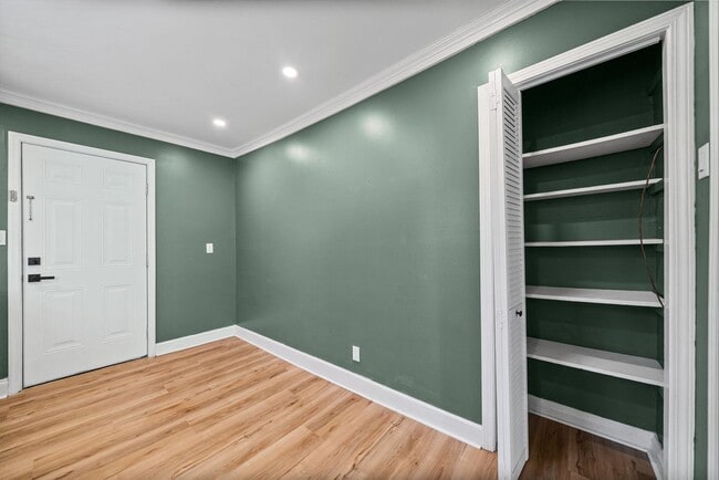 Building Photo - 2 Bedroom Pet Friendly Home For Rent Near Madison Street!