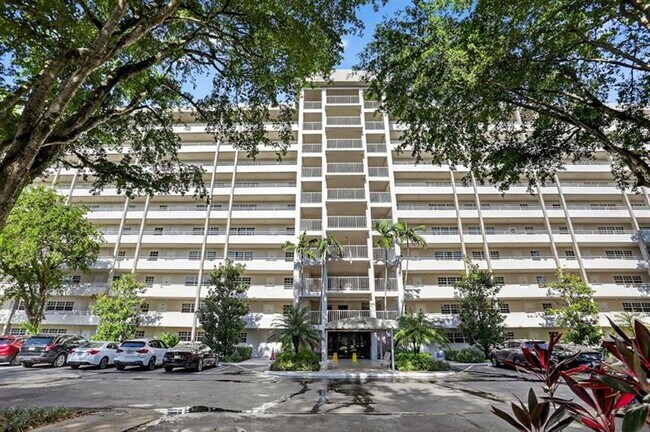 Building Photo - 605 Oaks Dr