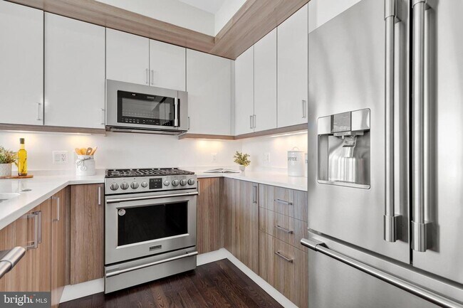 Building Photo - Sunny & Spacious NoMa penthouse with off-s...