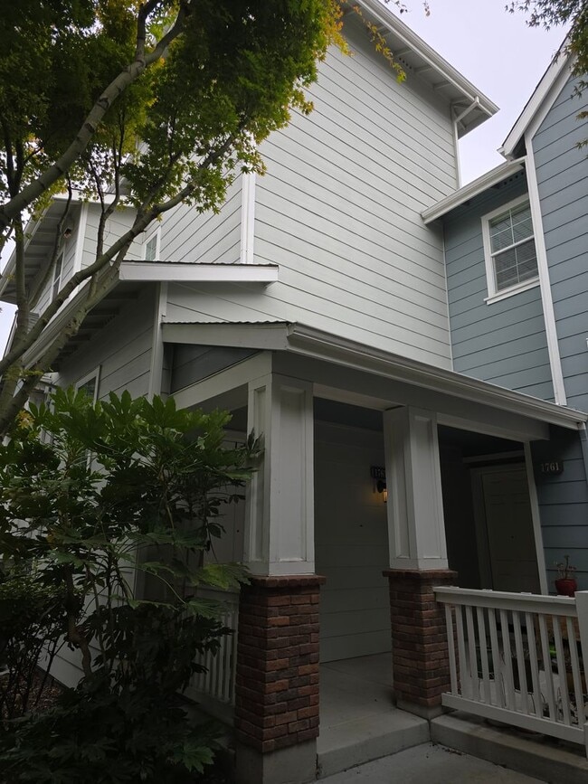 Primary Photo - Beautiful Corner Unit in Marina Bay