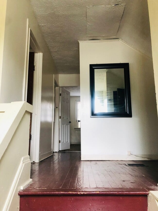 Building Photo - Large House w/ off-street parking & 3 BATHROOMS!