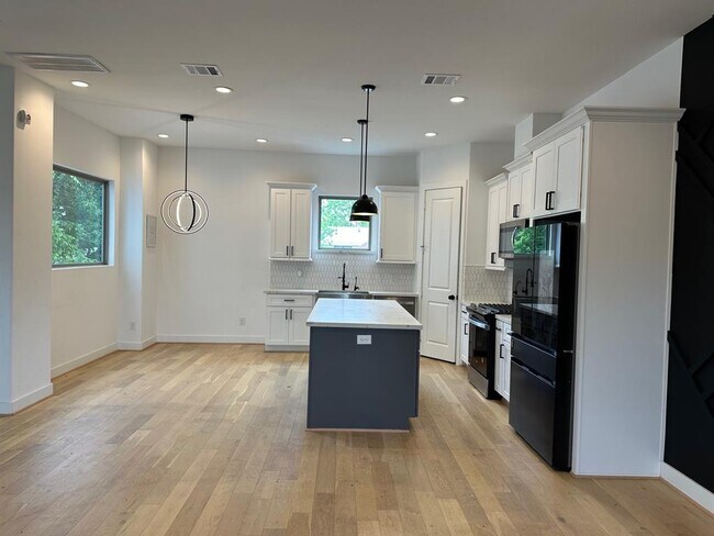 Building Photo - 2715 Drew St