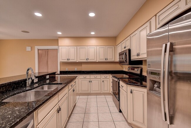 Building Photo - Luxurious 4 bedroom, 3 bath pool home.