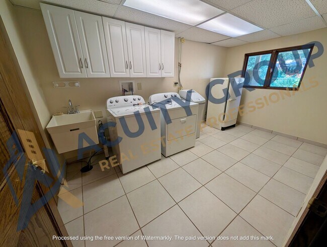 Building Photo - Elm Creek Park adjacent Large 2+BR House For Rent