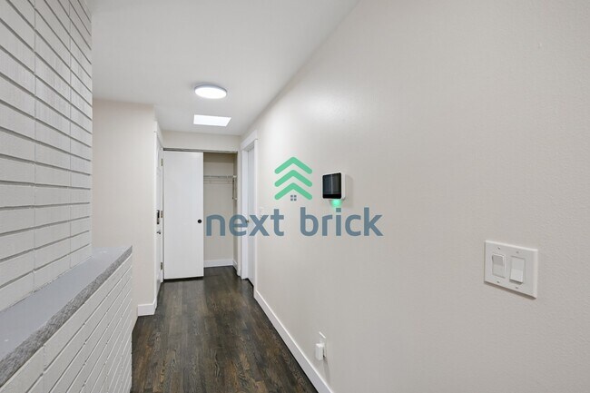 Building Photo - "Charming Bellevue 4-Bed Oasis with 2 Baths - Spacious 1560 Sq Ft Retreat!"