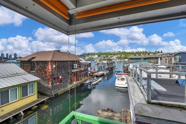 Building Photo - 2 bed 1.5 bath houseboat on Lake Union