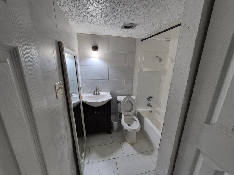 Building Photo - 1533 Bosque Dr