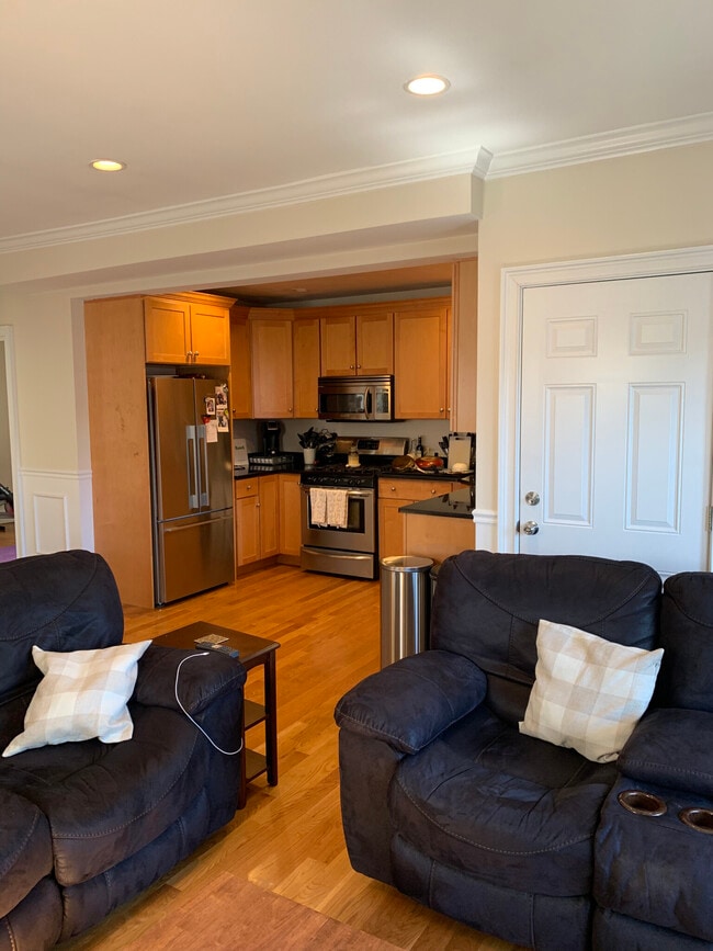 Building Photo - 212 L St