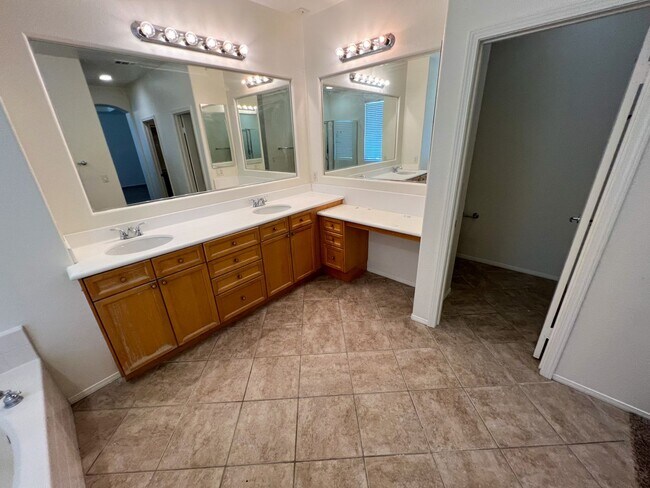 Building Photo - Spacious 4 Bedroom 3 Bathroom Home with 3 ...