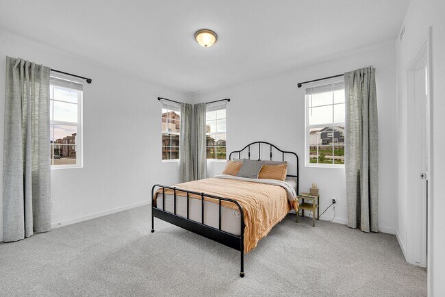 Building Photo - Sterling Ranch 3bed 3bath - like NEW!