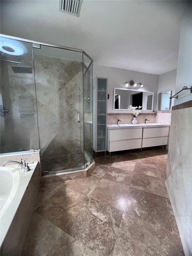 Building Photo - 1371 Bayview Cir