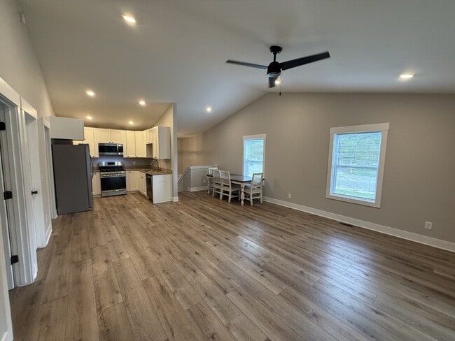 Building Photo - 3 bed, 2 full bath Townhouse