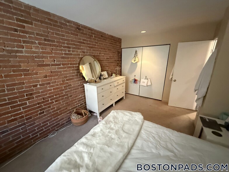 Building Photo - 102 Gainsborough St