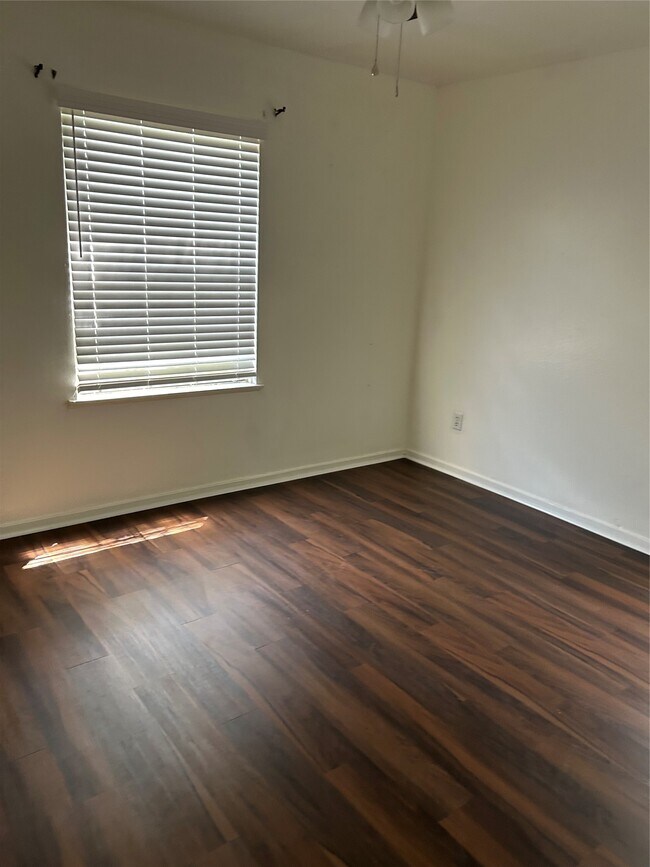 Building Photo - 5522 Thrush Dr