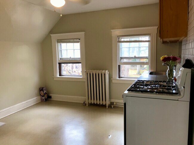 Building Photo - 81 Fern St