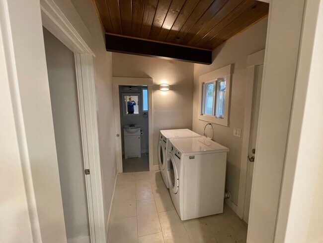 Building Photo - Spacious 4 Bed / 3 Bath Remodeled Rambler | Large Yard + Outbuildings + Minutes to Marina Desirab...