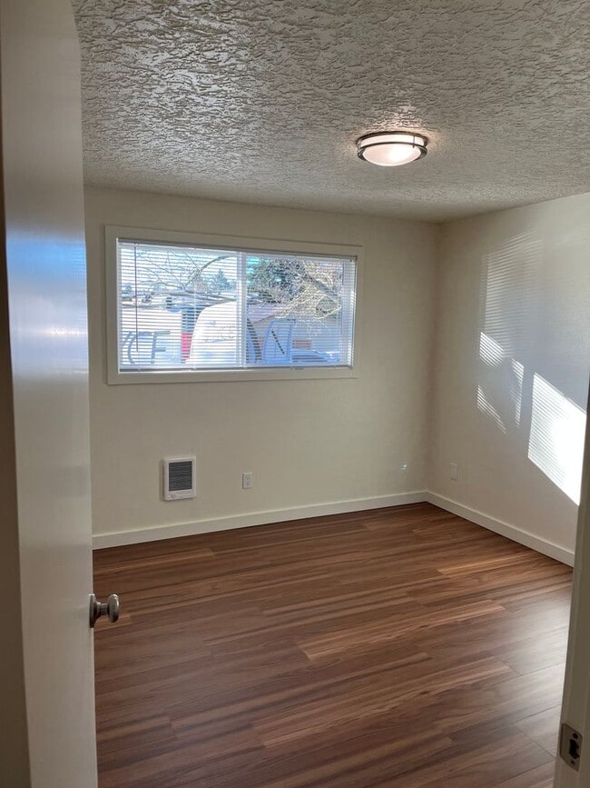 Building Photo - cap03 - NE 106th