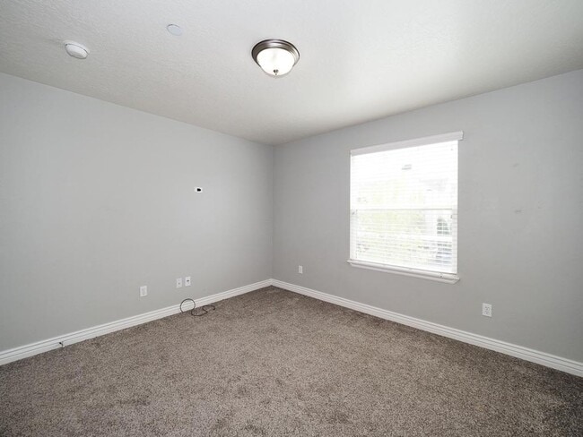 Building Photo - Beautiful Daybreak Condo