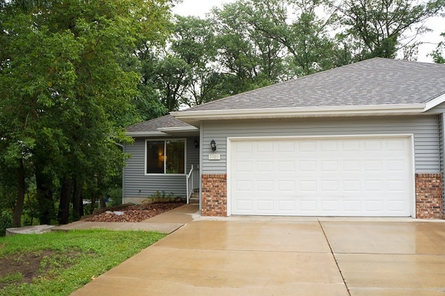 Building Photo - 3705-3707 Valley View Pl