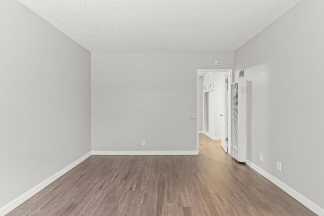 Interior Photo - 539 E 11th Street