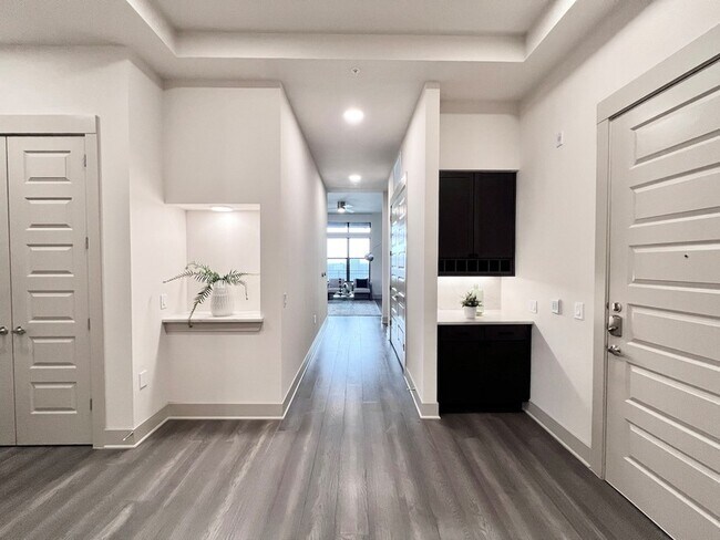 Building Photo - 3330 Oak Grove Ave