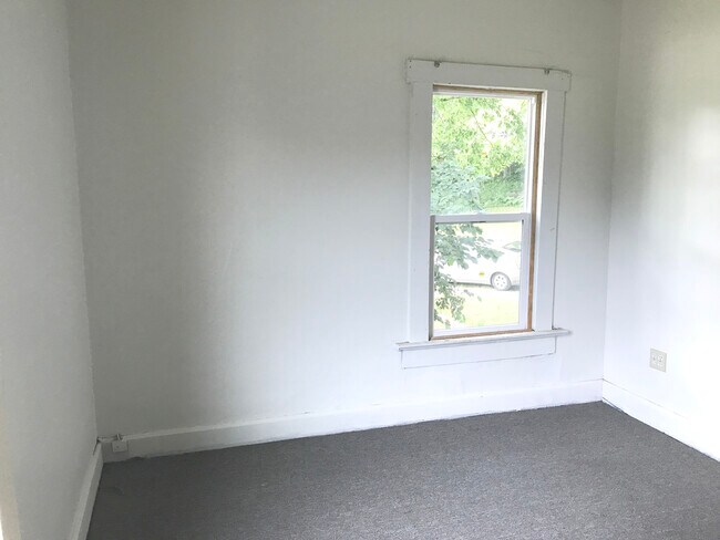 Building Photo - 1374 E Canal St