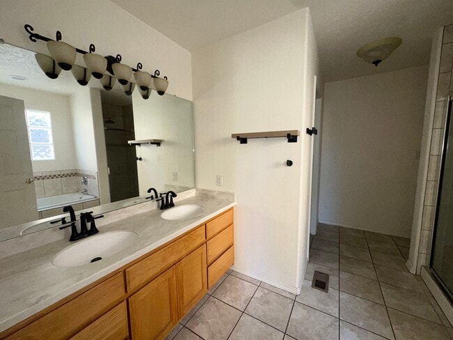 Building Photo - 3 Bedroom 2 Bathroom Home for rent in Bloomfield