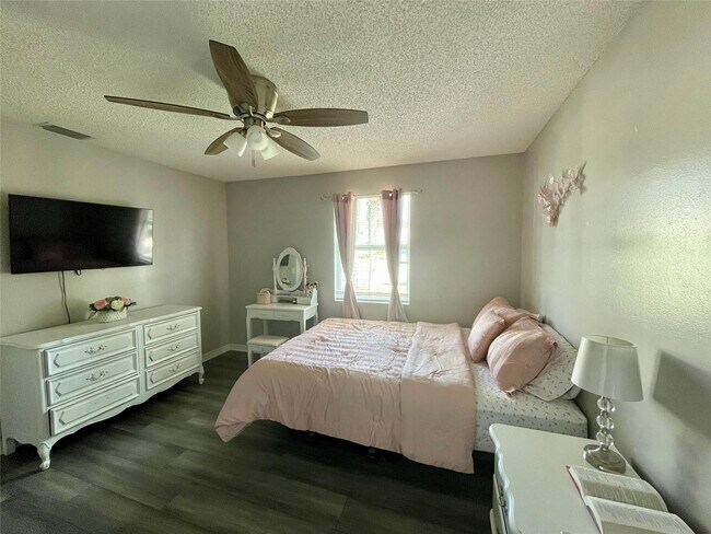 Building Photo - 1150 SW Jumper St