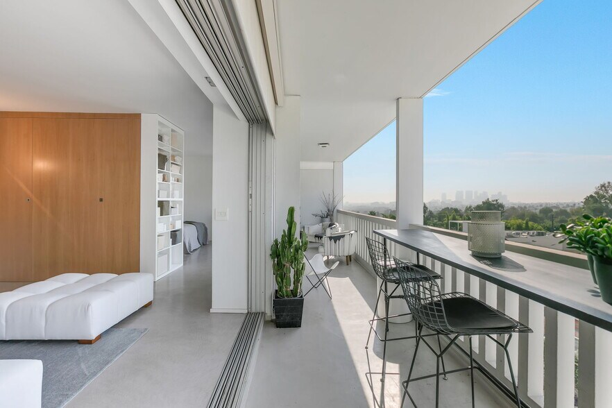 Building Photo - 999 N Doheny Dr
