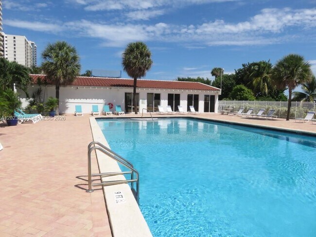 Building Photo - 2457 Collins Ave