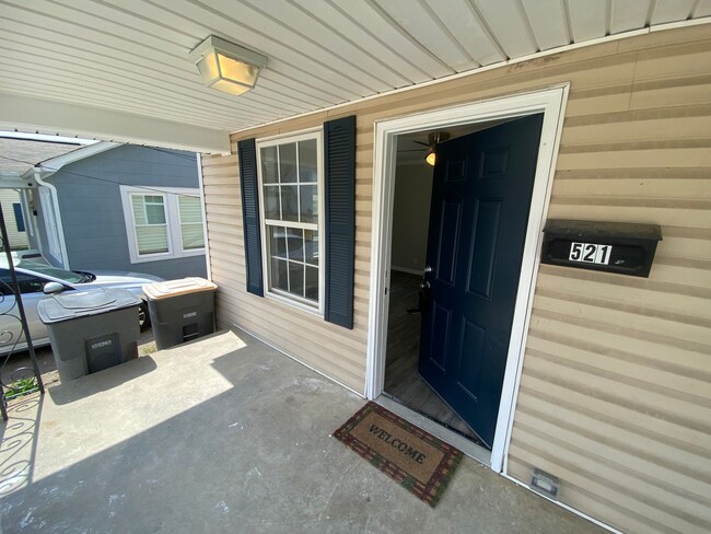 Building Photo - Lawncare and water included- 1 Bed 1.5 Bat...