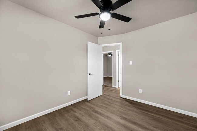 Building Photo - 509 NE Cimarron Cir