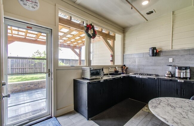 Building Photo - 7610 River Pass Dr