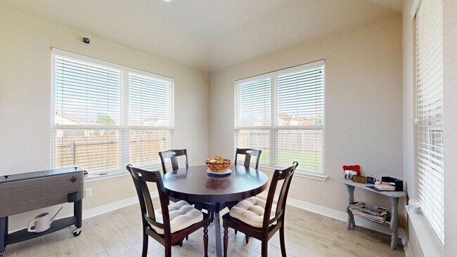 Building Photo - Spacious 4-bedroom, 2.5 bath, 3 car garage...
