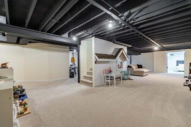 Building Photo - 9885 Belmont Ct