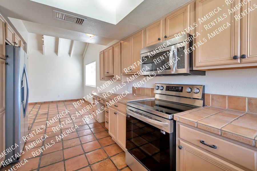 Building Photo - 2076 E Alameda Dr