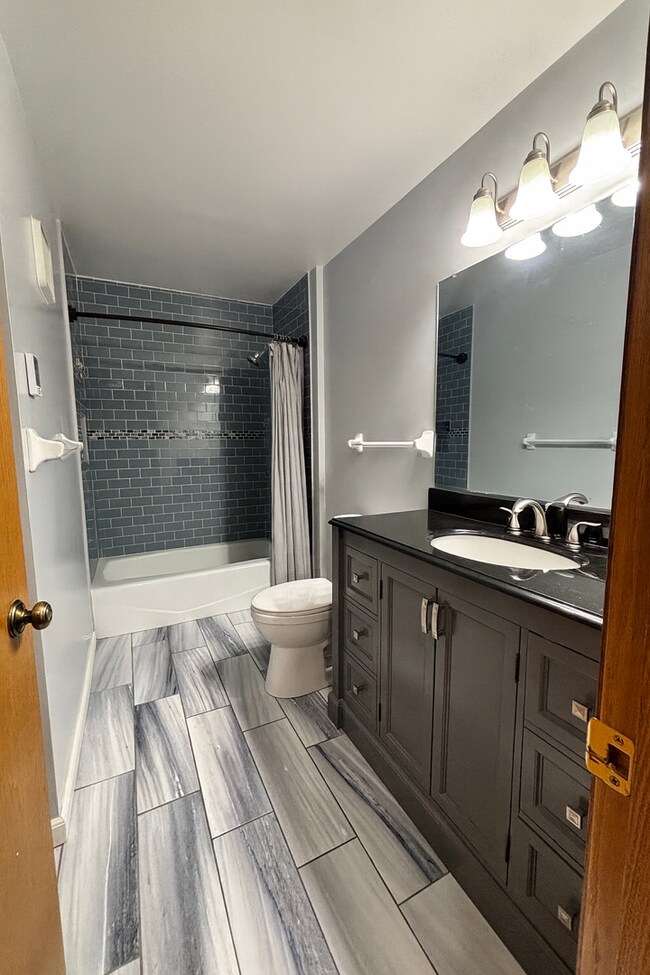 Building Photo - Quaint, Updated 1 Plus Den Condo in Bloomi...