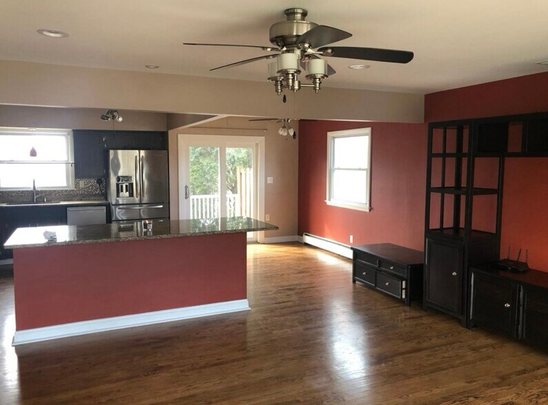 Building Photo - 4575 Coral Dr