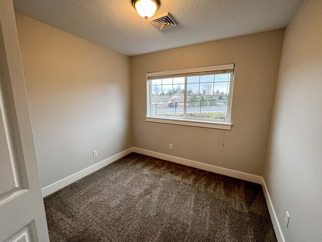 Building Photo - BIGFIR1069-1071