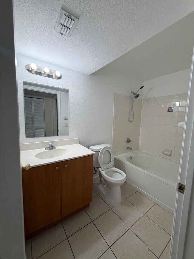 Building Photo - Beautiful Condo in Verano Delray
