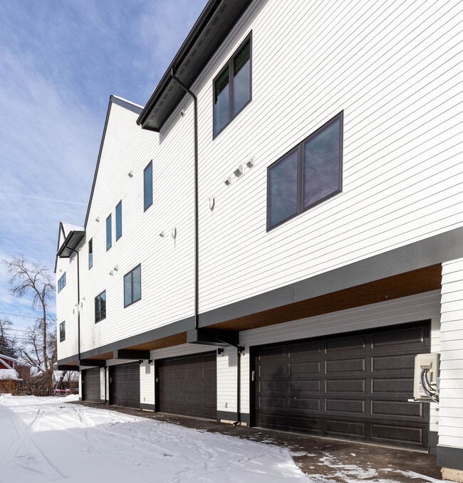 Building Photo - 806 W Alderson St