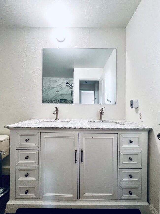 Building Photo - Spacious 3 bedroom 2 bath with attached ga...